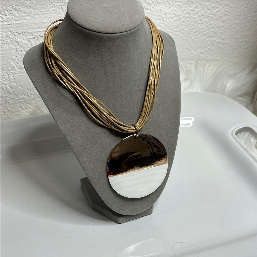 Elegant Gold and White Pendant Necklace